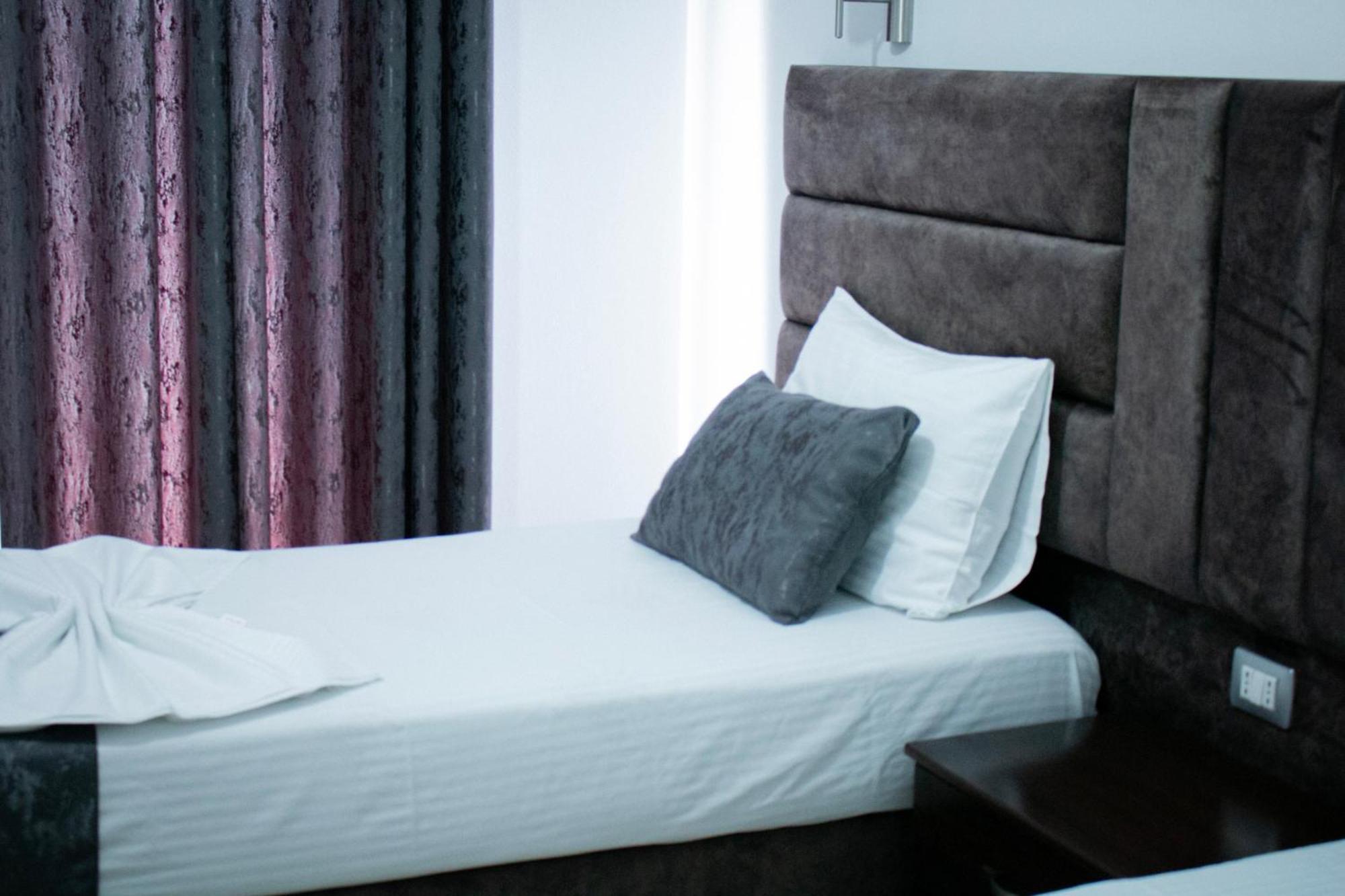 Hotel Fron Sarande Bagian luar foto