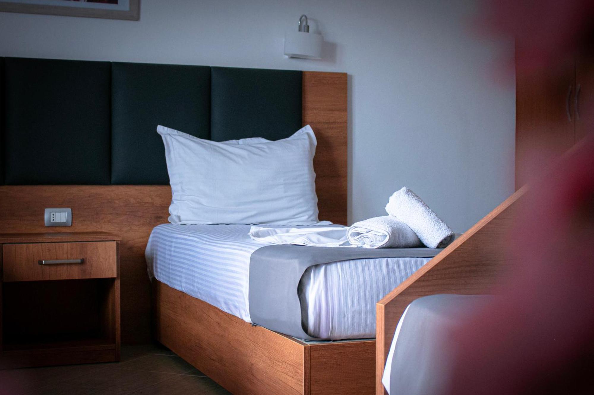 Hotel Fron Sarande Bagian luar foto