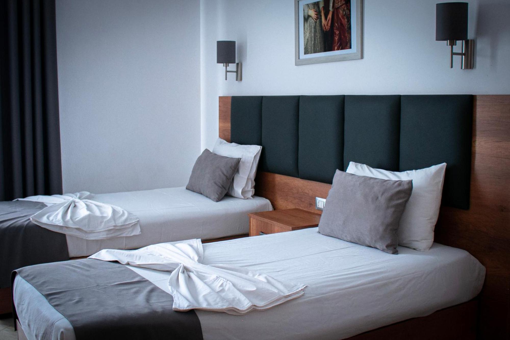Hotel Fron Sarande Bagian luar foto