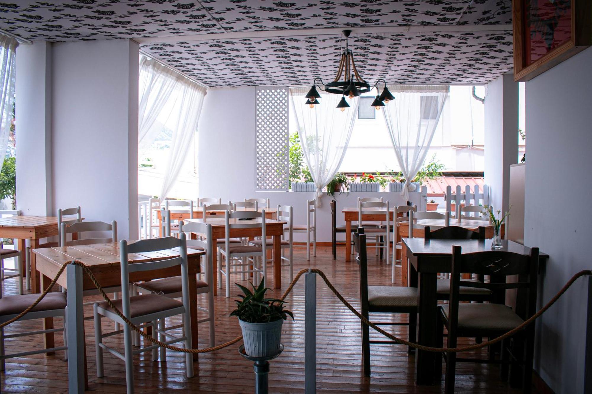 Hotel Fron Sarande Bagian luar foto