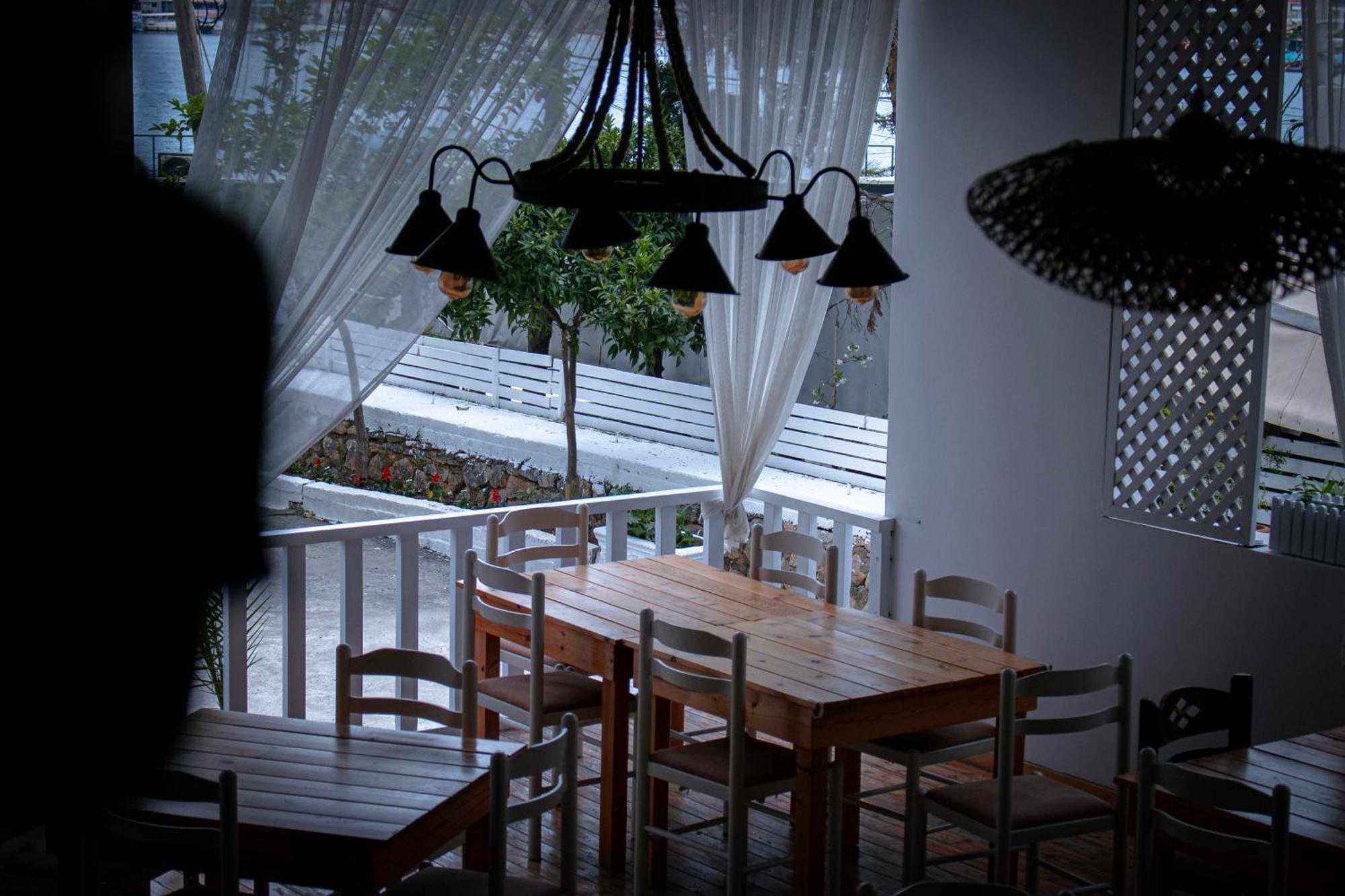 Hotel Fron Sarande Bagian luar foto