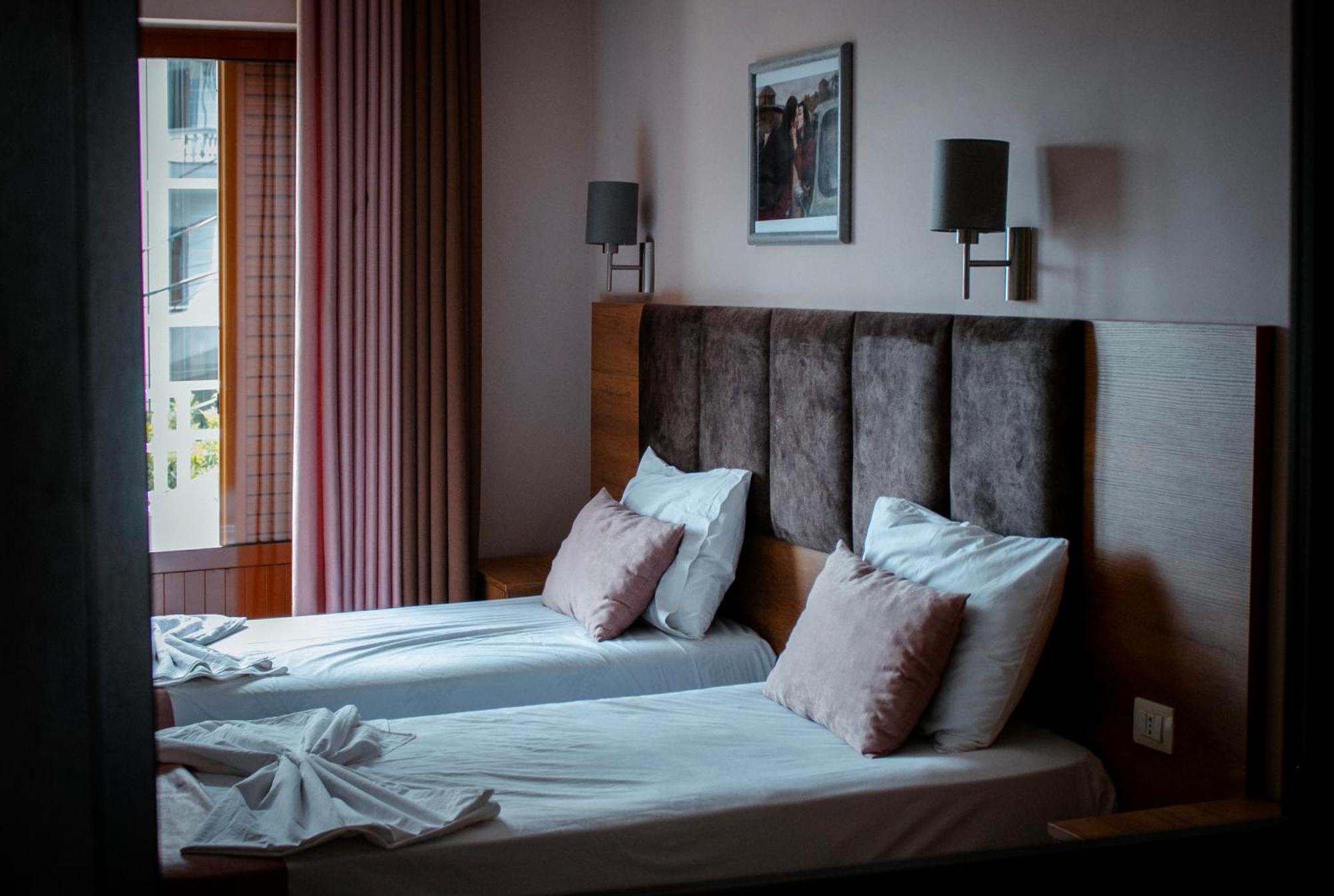 Hotel Fron Sarande Bagian luar foto